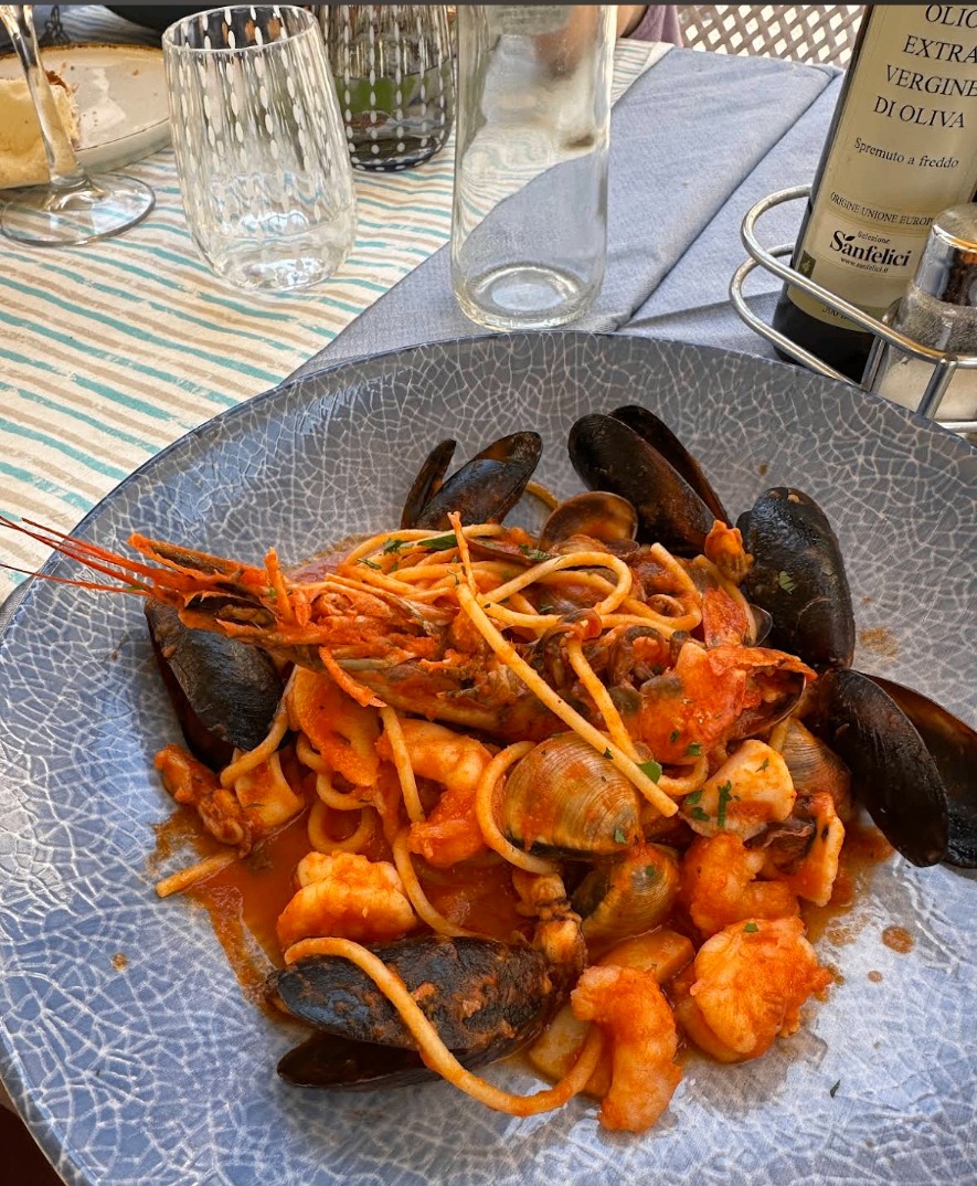 Spaghetti alla nostra pescatora: cozze, vongole, gamberoni, calamari