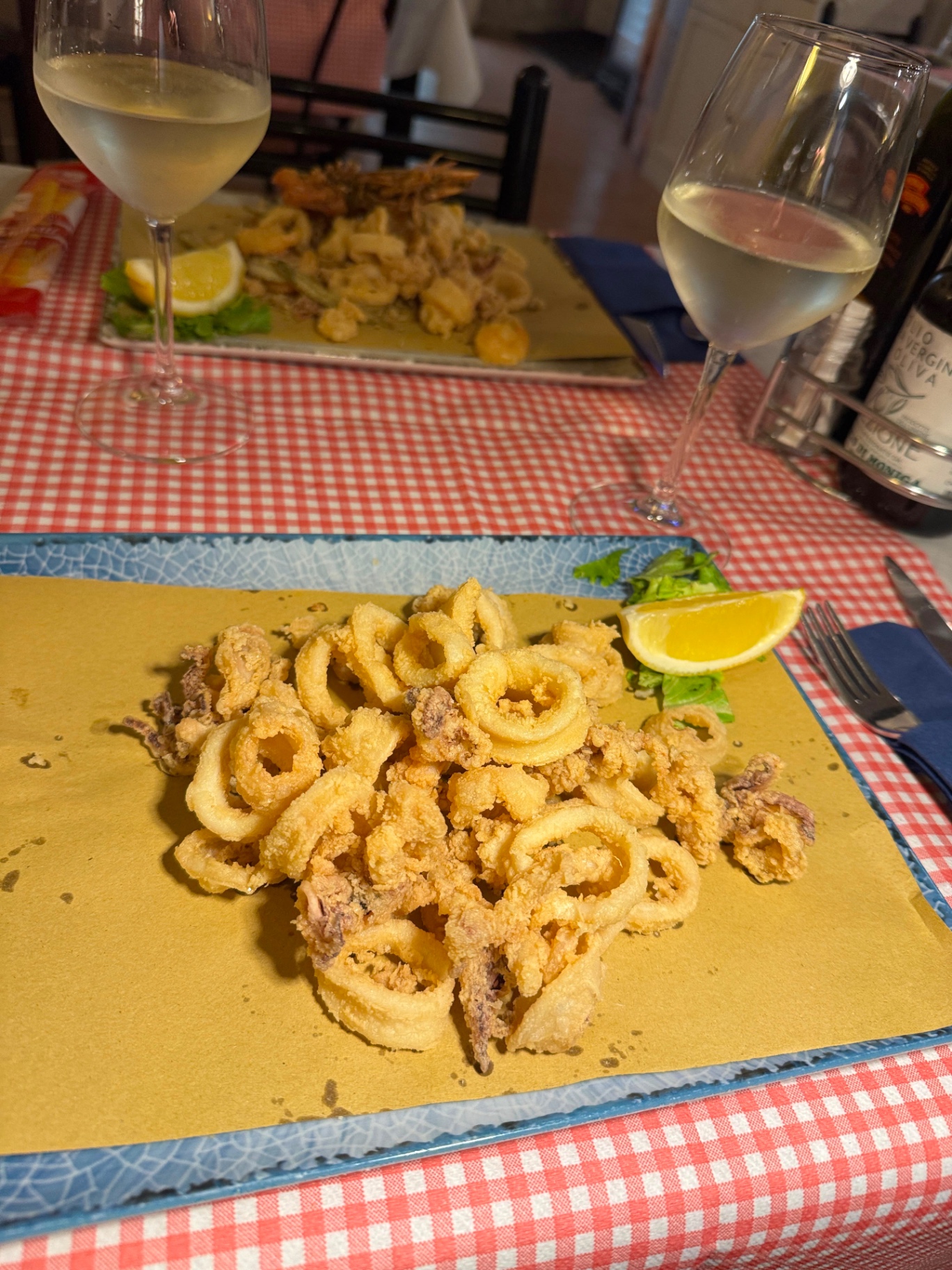 Fried calamari with lemon